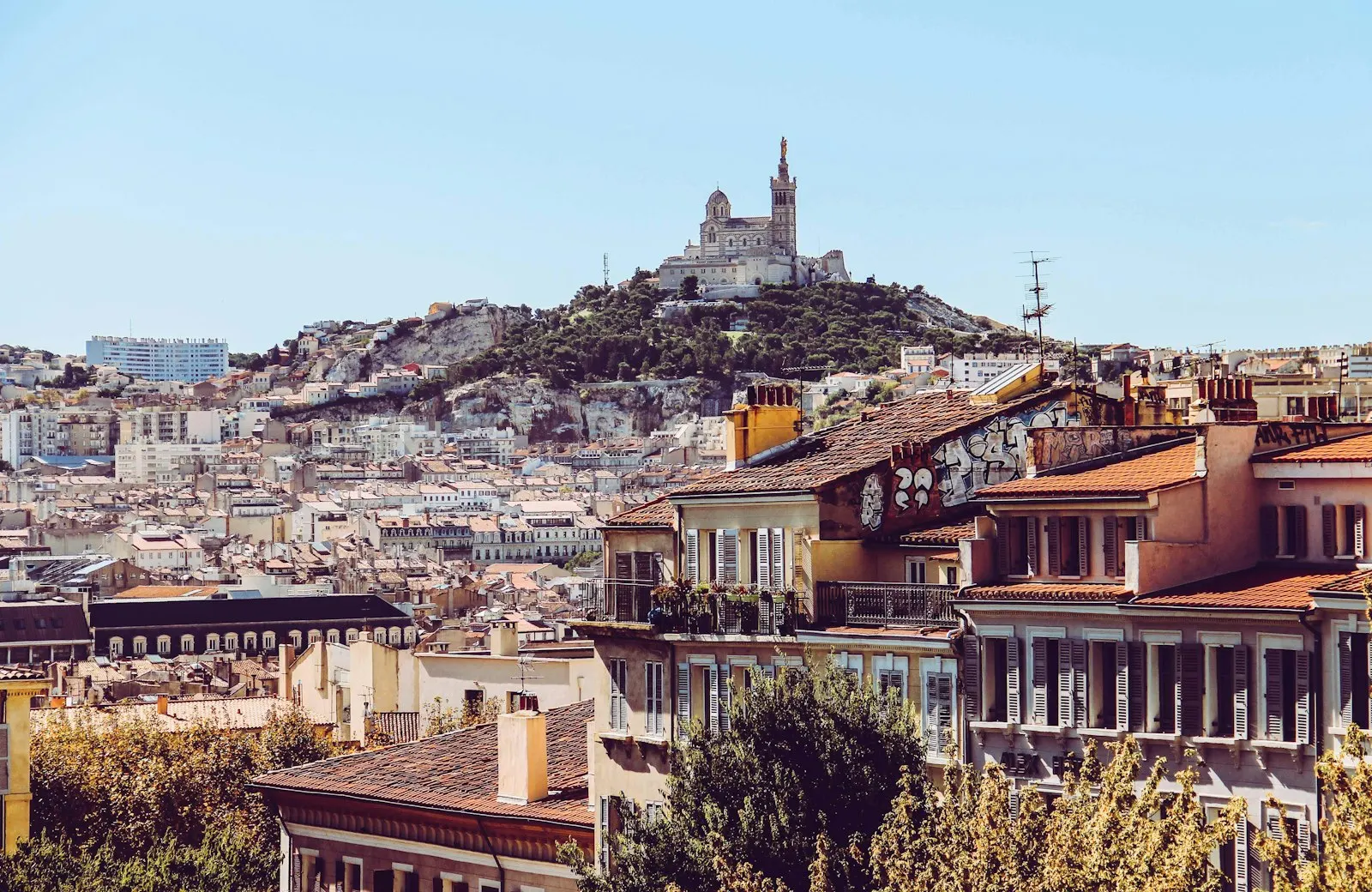 Vue de Marseille et de Notre-Dame-de-la-Garde sous un ciel clair